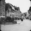 Skioptikonbild med motiv av Stadtbrunnen vid Rathausplatz i Stein am Rhen.

Bilden har förvarats i kartong märkt: Resan 1908. Stein am Rhen 8. XIII