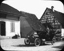 Skioptikonbild med motiv av automobil som stannat tull vid Konstanz på väg mot Schweitz. Den stående mannen på bilden är möjligen Paul Clemen.

Bilden har förvarats i kartong märkt: Resan 1908. Stein am Rhen 8. XIII. Text på bild: 