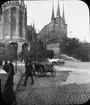 Skioptikonbild med motiv från Erfurt. Torget framför Domen och Severi Kirche med kyrkan och katedralen i bakgrunden.

Bilden har förvarats i kartong märkt: Resan 1907. Erfurt 7. Eisenach 1. 17.