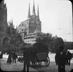 Skioptikonbild med motiv från Erfurt. Torget framför Domen och Severi Kirche med kyrkan och katedralen i bakgrunden.
Bilden har förvarats i kartong märkt: Resan 1907. Erfurt 7. Eisenach 1. 17. Text på bild: 