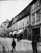 Skioptikonbild med motiv från spårbelagd handelsgata i Bamberg.
Bilden har förvarats i kartong märkt: Resan 1907. Bamberg . 9. 23. Text på bild: 