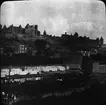 Skioptikonbild med motiv av vy över Carcassonne med medeltida borgen Cité de Carcassonne i bakgrunden.
Bilden har förvarats i kartong märkt: Höstresan 1907. Carcassonne 7. No:14.