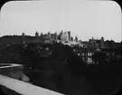 Skioptikonbild med motiv av vy över Carcassonne med medeltida borgen Cité de Carcassonne på höjden.
Bilden har förvarats i kartong märkt: Höstresan 1907. Carcassonne 7. No:14.