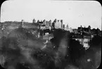 Skioptikonbild med motiv av vy över Carcassonne med medeltida borgen Cité de Carcassonne på höjden.
Bilden har förvarats i kartong märkt: Höstresan 1907. Carcassonne 7. No:14.