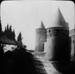 Skioptikonbild med motiv av medeltida borgen Cité de Carcassonne.
Bilden har förvarats i kartong märkt: Höstresan 1907. Carcassonne.8. No:13.