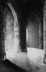 Skioptikonbild med motiv från E'glise abbatiale i Mont-Saint-Michel.
Bilden har förvarats i kartong märkt: Resan 1908. St. Michel 8. XIII. Text på bild: 