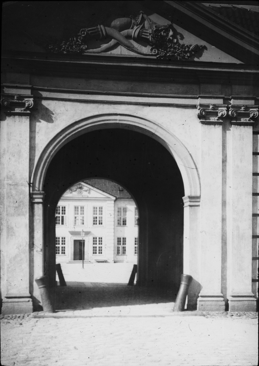 Skioptikonbild med motiv från Roskilde slott: valvgången.
Bilden har förvarats i kartong märkt: Köpenhamn 1. Kronoborg 3. Roskilde 3. 1908.