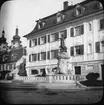 Skioptikonbild med motiv från Donaueschingen.
Bilden har förvarats i kartong märkt: Resan 1908. Donaueschingen 7. XV.

En stor del av staden förstördes i en brand 1908.