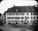 Skioptikonbild med motiv från Donaueschingen.
Bilden har förvarats i kartong märkt: Resan 1908. Donaueschingen 7. XV.

En stor del av staden förstördes i en brand 1908.