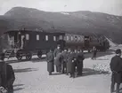 Vid Torneträsk station med fjället Vorevardo i fonden. Det första tåg norr om Kiruna som medfört personvagnar.