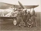 Svenska militärflygare 1931.
Hämtning i England av Bristol Bulldog. Löjtnant Carlgren, löjtnant Hägglöf, kandidat Söderberg, löjtnant Westling, Sporre och Ekman.