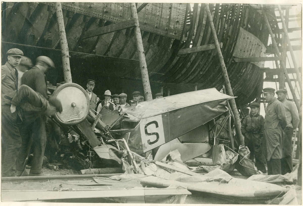 Spillrorna av dr. Thulins flygplan vid hans störtande över Öresundsvarvets stapelbäddar i Landskrona den 14 maj 1919.