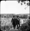 Skioptikonbild från institutionen för fotografi vid Kungliga Tekniska Högskolan. Motiv föreställande män på promenad, möjligen någonstans i Norge. Bilden är troligen tagen av John Hertzberg under en resa i Europa.