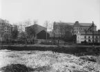 Rörstrands Porslinsfabriker. Foto från tippen. Stora huset i finden. Till vänster gaveln av lagerbyggnaden. Till höger sjöhuset.