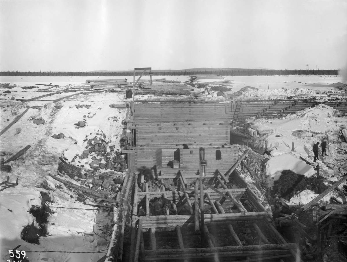 Porjus kraftverk. Timring och stenfyllning av kista I, östra delen.