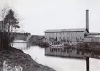 Parti från Nääs Fabrik, Skallsjö sn, Västergötland. Arbetare utanför fabriken.