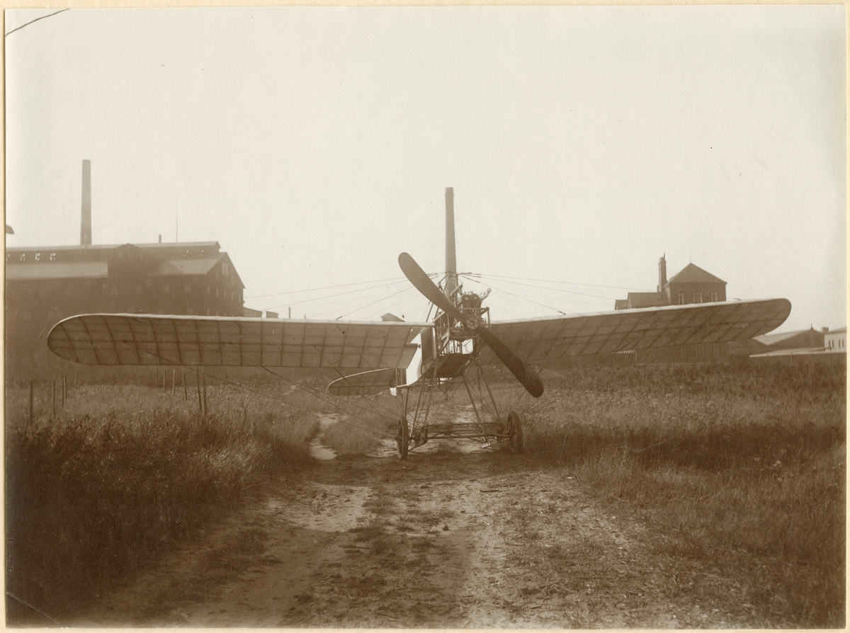 Monoplanet "Ask nr. 3" som flögs av Oscar Ask på Bonarpshed, våren 1912. Planet havererade och reparerades ej.

Tidigare uppgifter, vilket syftar till att bilden föreställer "Nordenstjärnan" är troligen felaktiga. För info, se bilden i arkivet.