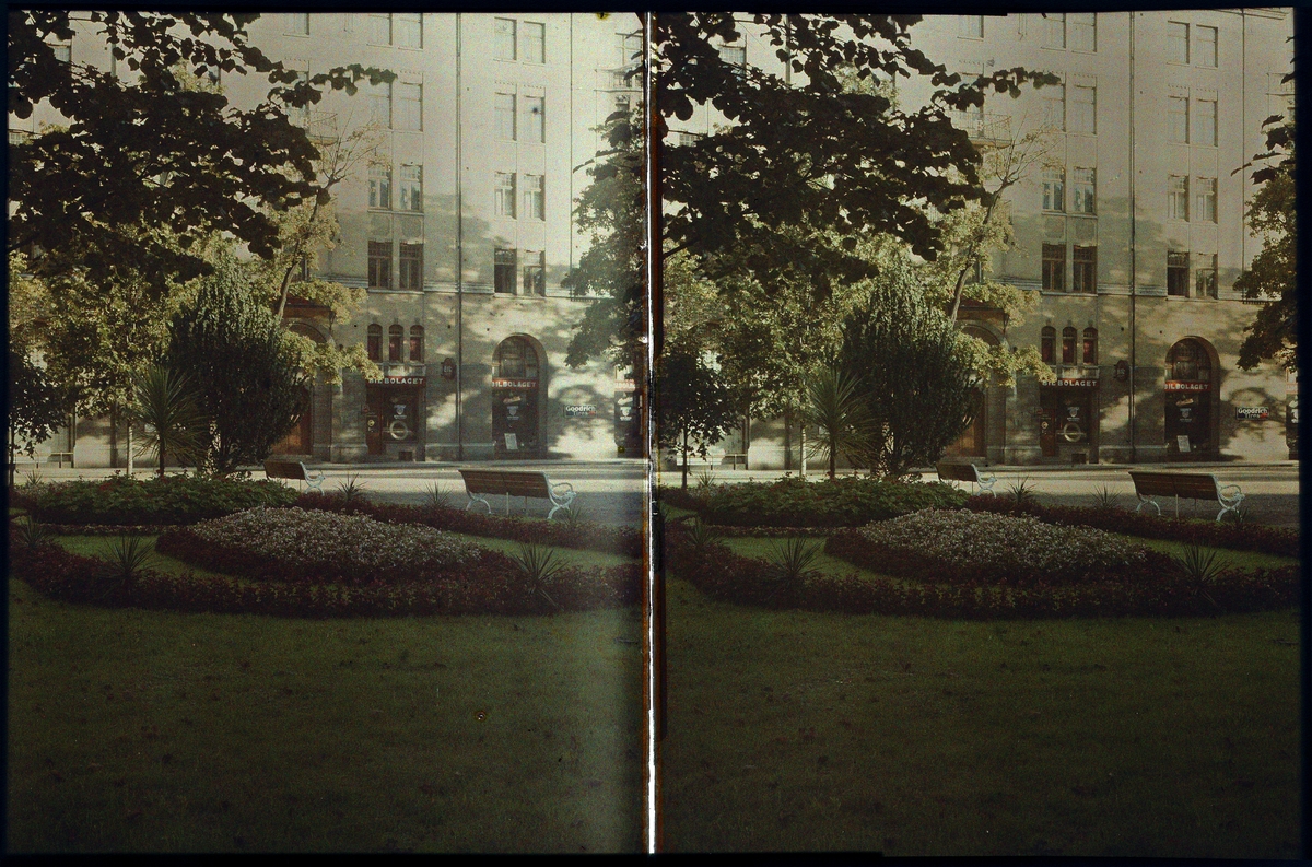 Lumières-stereo-autokromer. Grand Hotel (fd Göta Hotell) vid Tyska torget i Norrköping. Gatan som går förbi i bakgrunden är Södra Strömsgatan, numera Fleminggatan.