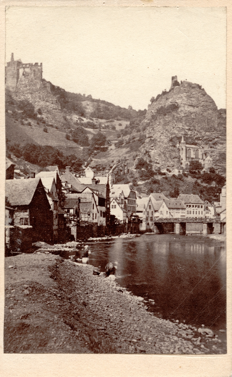 Litet fotografi med motiv från (troligen) nordfranskt kustparti, 1870-tal.