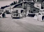 Kolbäcks Cementgjuteri AB, 1938.
I bild syns en Dodge 1938 samt en Volvo lastbil från 1930-talet.