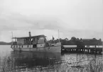 Kinda kanal. Kanalångaren Åsundet vid Hovby brygga.Med fotografiet kom fotografen på 5:e plats i Svenska Turistföreningen Pristävlan 1902.