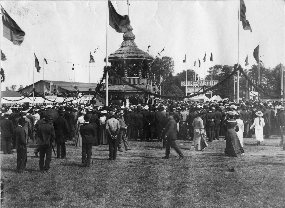 Industri- och Lantbruksutställninegn i Karlstad 1903. Utställningen öppnas av kronprinsen, Gustaf VI Adolf. Bild från tidskriften Hemmets bildmaterial.
