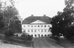 Helgerums slott. Tillhörde på sin tid Ankarsrums ägare, som då vistades tidvis här, och tidvis på Ankarsrum. Äges nu av Madame Cahier.