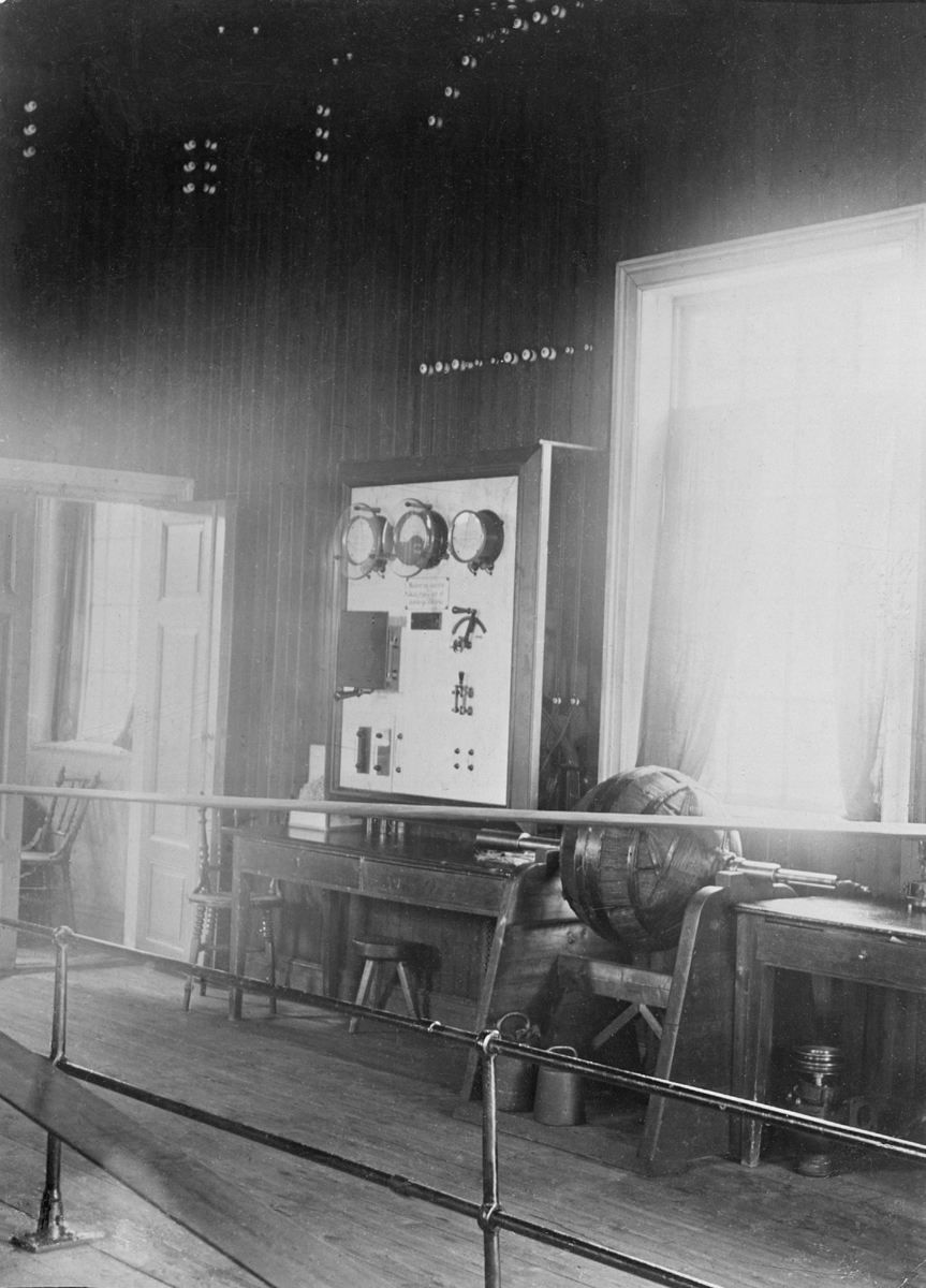 Gådeå kraftstation. Instrumentering för pumpverksgeneratorer 1901. I förgrunden synes reservrotor till Thomson & Houston's generatorsystem från år 1885-1888.
