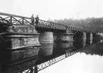Gamla landsvägsbron vid Stocksund 1914. Enligt text på bilden är bron byggd av trä 1825-1826 av Capitaine Mechanicus Olof Forsgren.