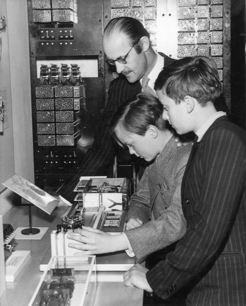 Från el-tekniska avdelningen i Tekniska Museet
Telefonteknik juni 1944.