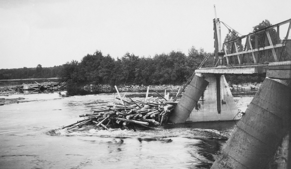Från exkursionen 9 juli 1929. Damm och flottningsväg vid Forshaga. Dammen går ej över älven, utan  stryper till endast en del av dammen.