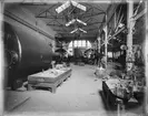 Fotografi inne i en verkstadshall vid Aga-området på Lidingö någon gång mellan 1910-1920.