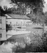 Foto av foto tillhörande Postmästare Helmer Lagergren, Falun (1942). Tvättstugan vid Klosters Bruk 1865.