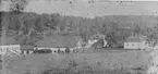 Foto av foto tillhörande Postmästare Helmer Lagergren, Falun (1942). Parti av Klosters bruk 1865.