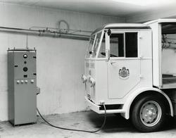 Ellastbil ASEA under laddning, den 8 september 1941. Bilen k