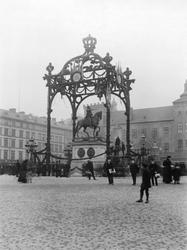 Elektrisk belysning allmänt. Gustaf II Adolfs staty dekorera