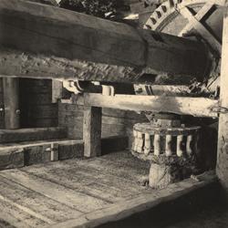 Drivanordning från vattenhjul vid gammalt helsingskt linskäk