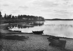 Diapostiv, fönsterbild med naturmotiv. Allmogebåt på sandstr