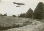 Blériot gör en överlandsflygning 1910.
Bilden kommer från ILIS (flygutställning) 1927.