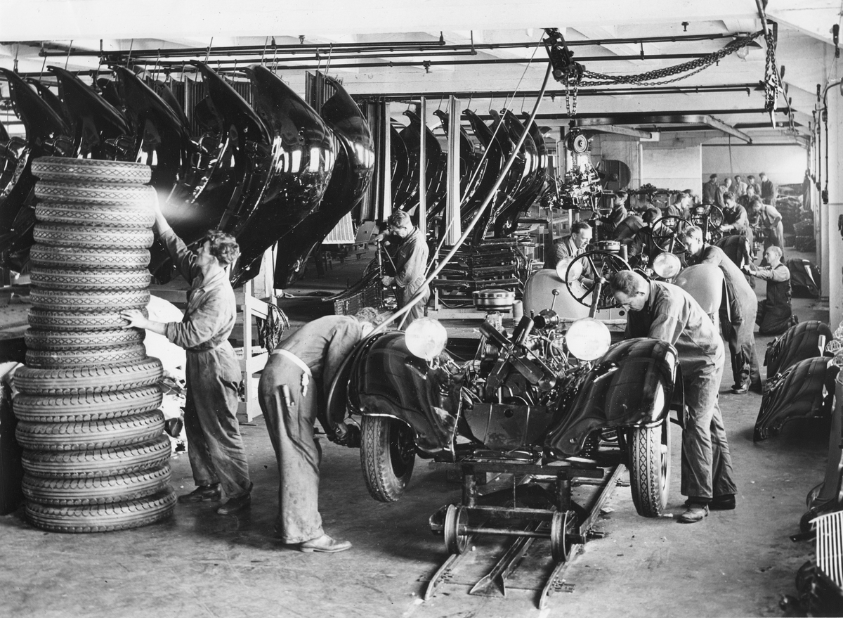 Bilmontering på löpande band på AB Svenska Bilfabriken. 1/10 1934.