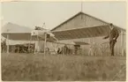 Bild från Oscar Aska verksamhet i Landskrona med flera platser, åren 1910-1915.
Hangaren å Bonarpshed, maskinen uppmonteras.