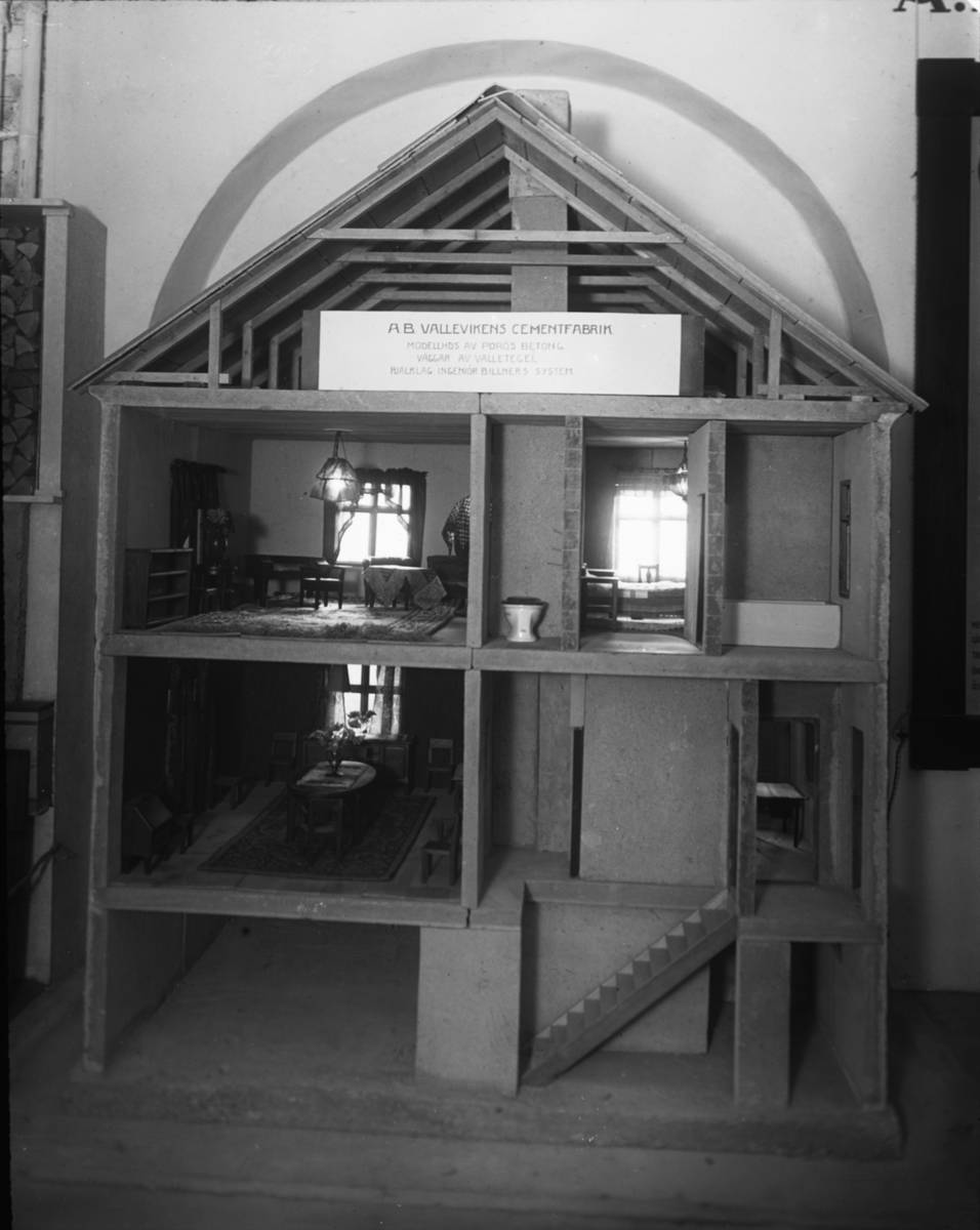 Bild från Ingenjör P. Wretblads material för Bygge och Bo-utställningar.
Modell av betonghus från AB Vallevikens Cementfabrik.