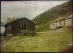 Agfa-autokrom. Timmerhus med grästak. Grundfors vid Gikasjön, Västerbottens inland.