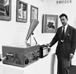 AB. Atomenergis apparat för elektrisk uppfångning och strålningsanalysering av radioaktivt damm. Manlig demonstratör.
Geneve 1955.