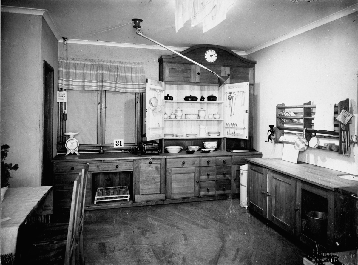 "Bygge och Bo" utställning på Konstakademien 1921.
Lanthushållskök.