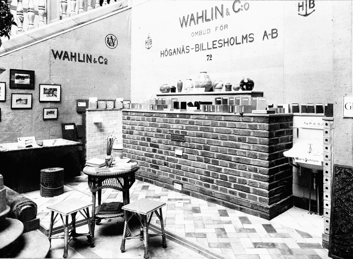 "Bygge och Bo" utställning på Konstakademien 1921.
Höganäs sanitetsgods och klinker.
Ombud Wahlin & Co.