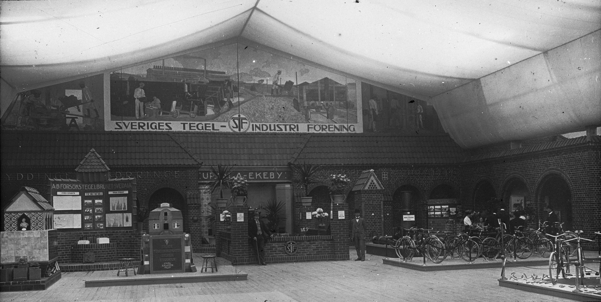 Skioptikonbild med motiv från Baltiska utställningen i Malmö 1914, konstindustri- och hantverksutställning. STF:s monter