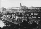 Skioptikonbild med motiv av vy över Prag och Karlsbron.
Bilden har förvarats i kartong märkt: Höstresan 1909. Prag 8. No:3.