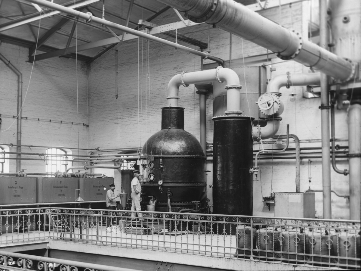 Skioptikonbild med motiv från yrkesinspektionens undersökningar på olika arbetsplatser.Okänd fabrik. Möjligen tillberedning av sockerbeta.