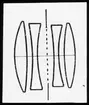 Skioptikonbild från Institutionen för fotografi vid Kungliga Tekniska Högskolan. Använd av professor Helmer Bäckström som föreläsningsmaterial. Bäckström var Sveriges första professor i fotografi vid Kungliga Tekniska Högskolan i Stockholm 1948-1958.
Ritning av kameraobjektiv, Goerz Dogmar.
För mer info se: Bäckström, Helmer. Fotografisk Handbok. Natur och Kultur. Stockholm. 1942. s. 131.